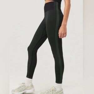 Outdoor Voices SeamlessSmooth 7/8 Legging - Black/Evergreen size S EUC